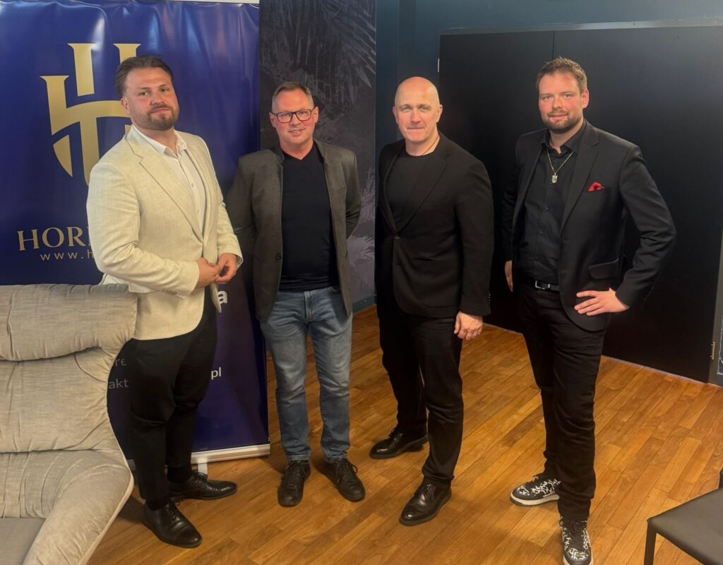 Panel dyskusyjny podczas HORECA HUB Burger Forum 2026 w Krakowie prowadzony przez Przemysława Skowrona z udziałem Janusza Garncarczyka, Kornela Hanasza i Jakuba Murdzi